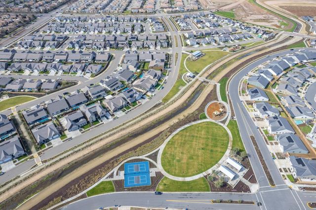 2105 N Hughes Avenue, Clovis, CA 93619