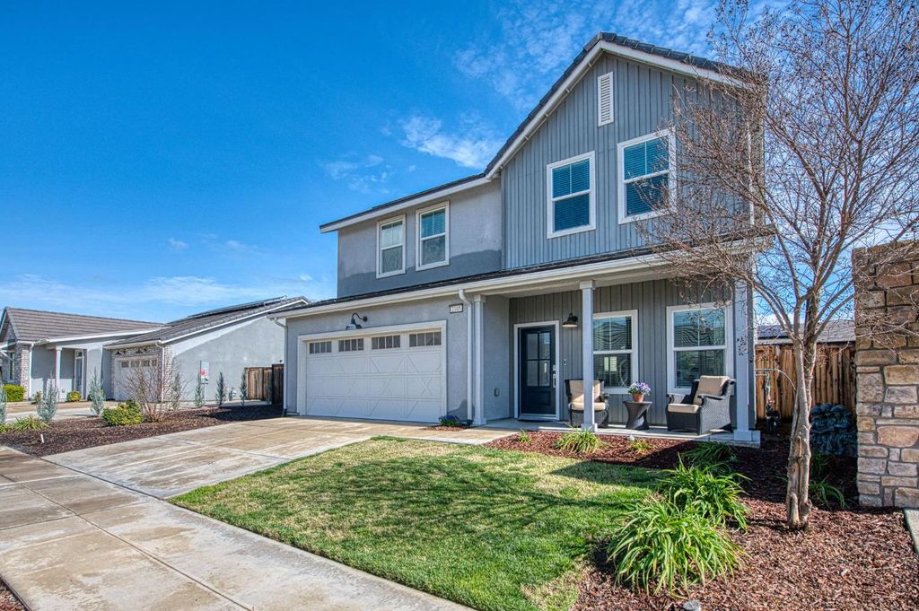 Image 3 of property listing at 2105 N Hughes Avenue, Clovis, CA 93619