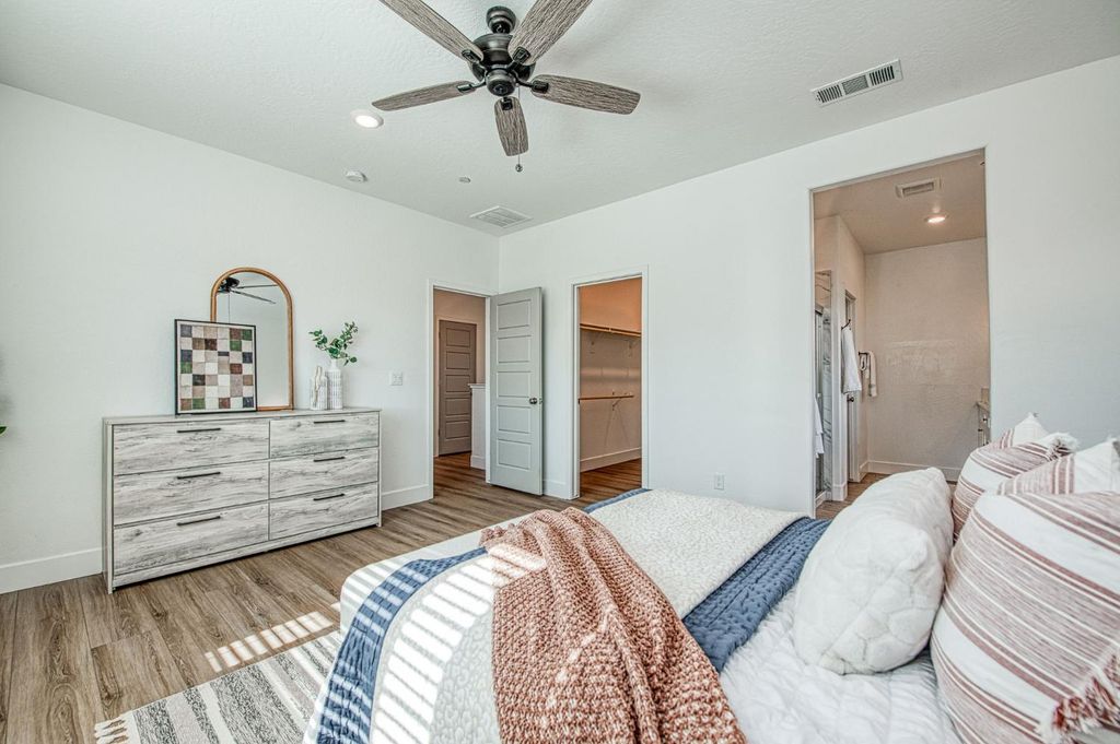 Image 38 of property listing at 2105 N Hughes Avenue, Clovis, CA 93619