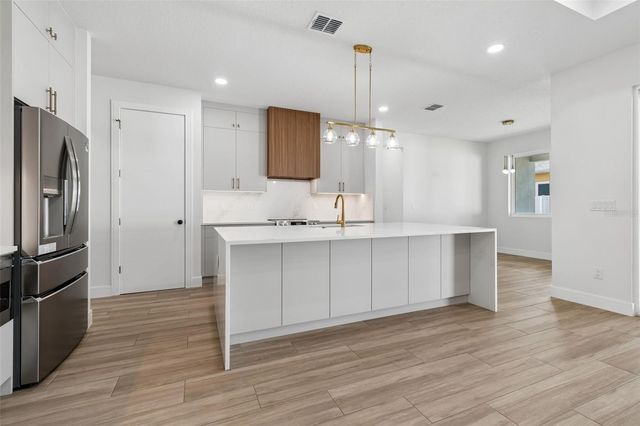 1810 W ERNA DRIVE, Tampa, FL 33603
