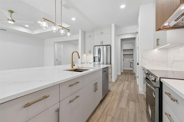 1810 W ERNA DRIVE, Tampa, FL 33603