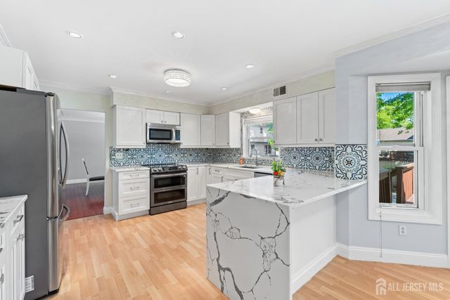 8 Danny Court, North Brunswick, NJ 08902