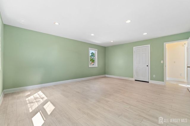 8 Danny Court, North Brunswick, NJ 08902