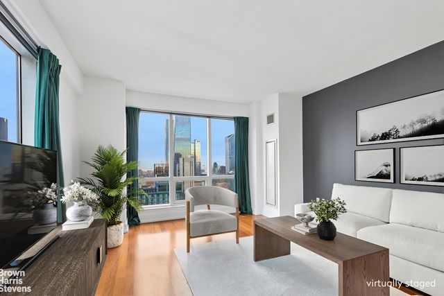 350 W 42nd St Apt 38E, New York City, NY 10036