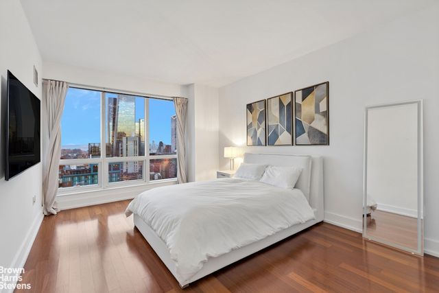 350 W 42nd St Apt 38E, New York City, NY 10036