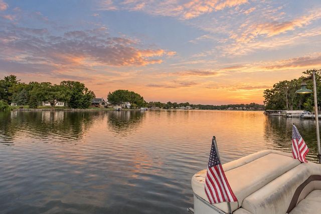 567 S Lakeview Drive, Lowell, IN 46356