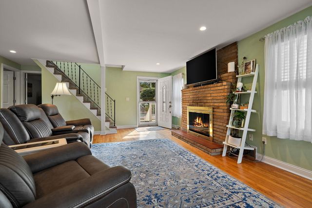 567 S Lakeview Drive, Lowell, IN 46356