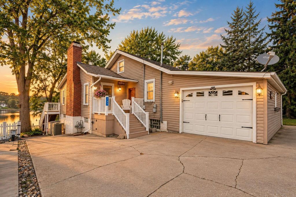 567 S Lakeview Drive, Lowell, IN 46356