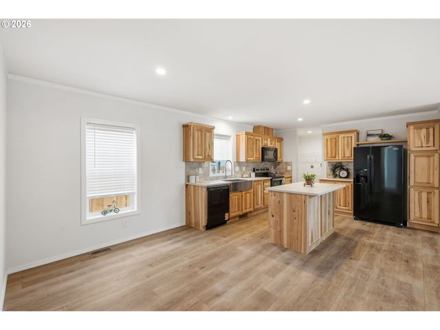 1551 A St, Springfield, OR 97477