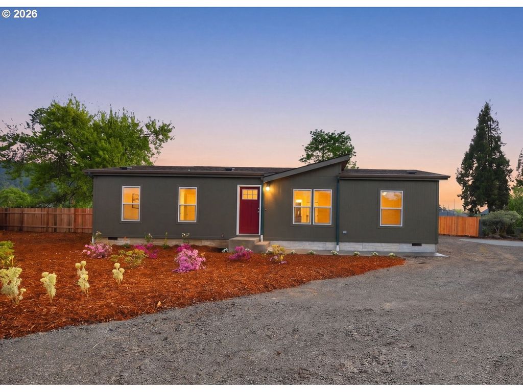 1551 A St, Springfield, OR 97477