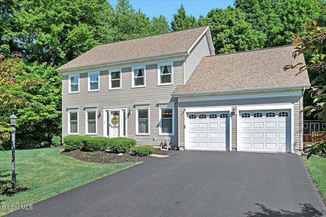 17 Christopher Way, Halfmoon, NY 12065