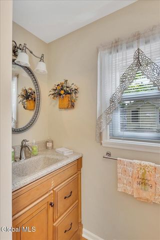 17 Christopher Way, Halfmoon, NY 12065