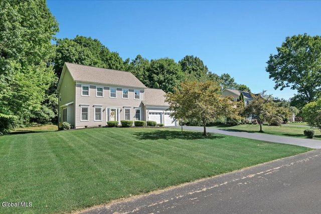 17 Christopher Way, Halfmoon, NY 12065