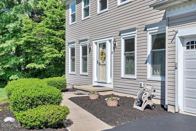 17 Christopher Way, Halfmoon, NY 12065