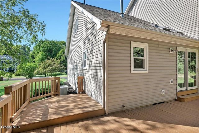 17 Christopher Way, Halfmoon, NY 12065