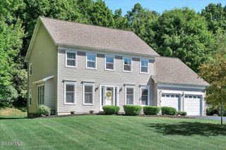 17 Christopher Way, Halfmoon, NY 12065