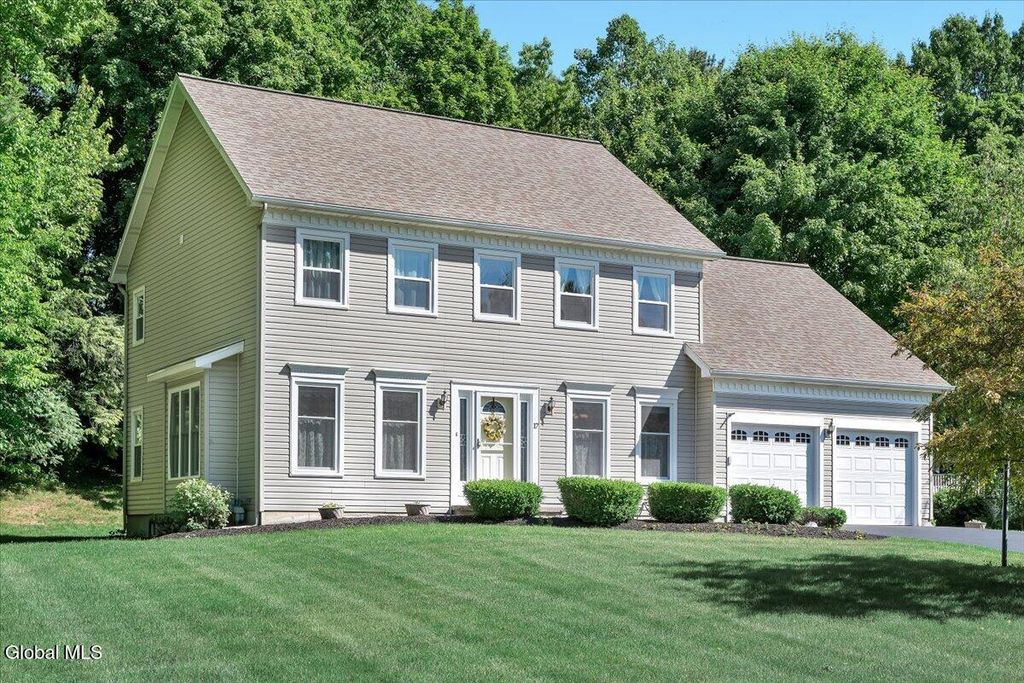 17 Christopher Way, Halfmoon, NY 12065