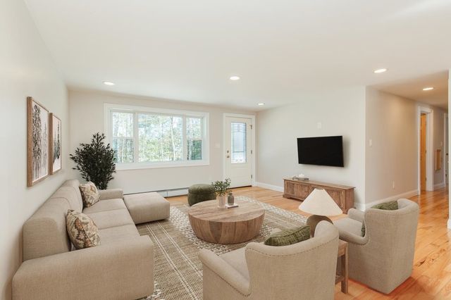 40 Pillsbury Road, Sandown, NH 03873