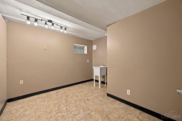 6831 Perinwood Drive, Green Twp, OH 45248