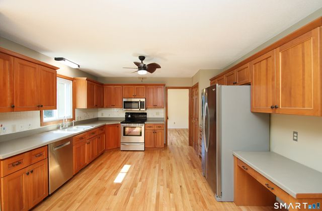 31 Cliffside Drive, Wallingford, CT 06492