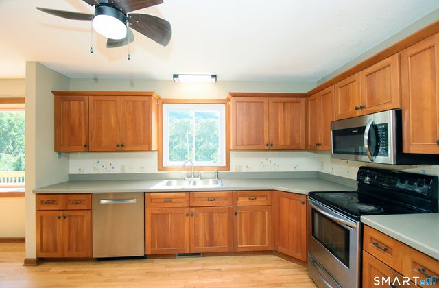 31 Cliffside Drive, Wallingford, CT 06492