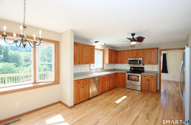 31 Cliffside Drive, Wallingford, CT 06492
