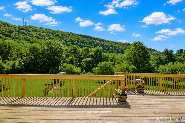 31 Cliffside Drive, Wallingford, CT 06492