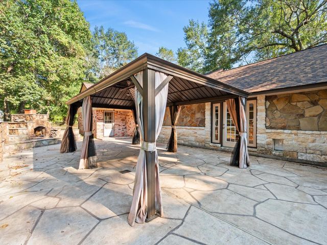 2004 Northshore Drive, Conroe, TX 77304