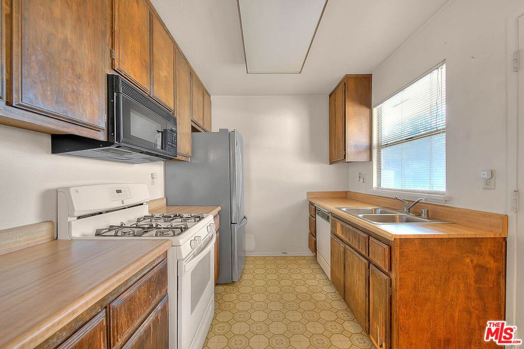 Image 12 of property listing at 5815 Bowcroft Street 4, Los Angeles, CA 90016