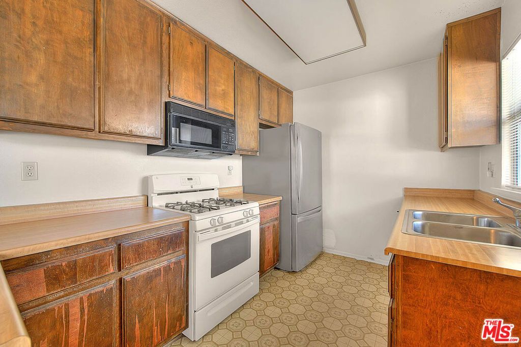 Image 13 of property listing at 5815 Bowcroft Street 4, Los Angeles, CA 90016