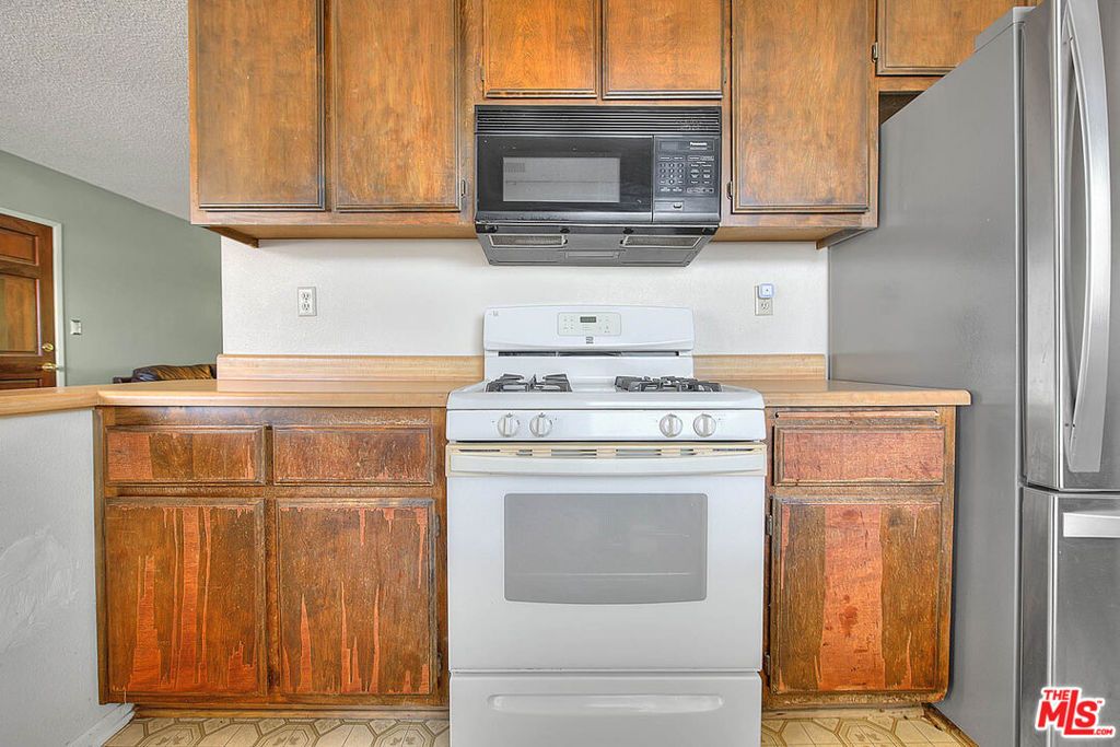 Image 14 of property listing at 5815 Bowcroft Street 4, Los Angeles, CA 90016