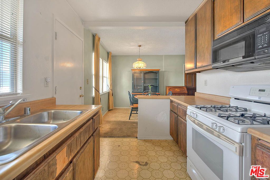 Image 15 of property listing at 5815 Bowcroft Street 4, Los Angeles, CA 90016