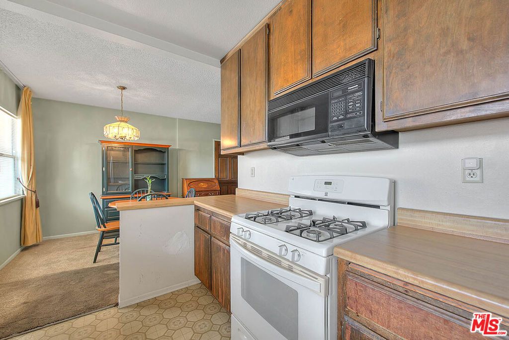 Image 16 of property listing at 5815 Bowcroft Street 4, Los Angeles, CA 90016