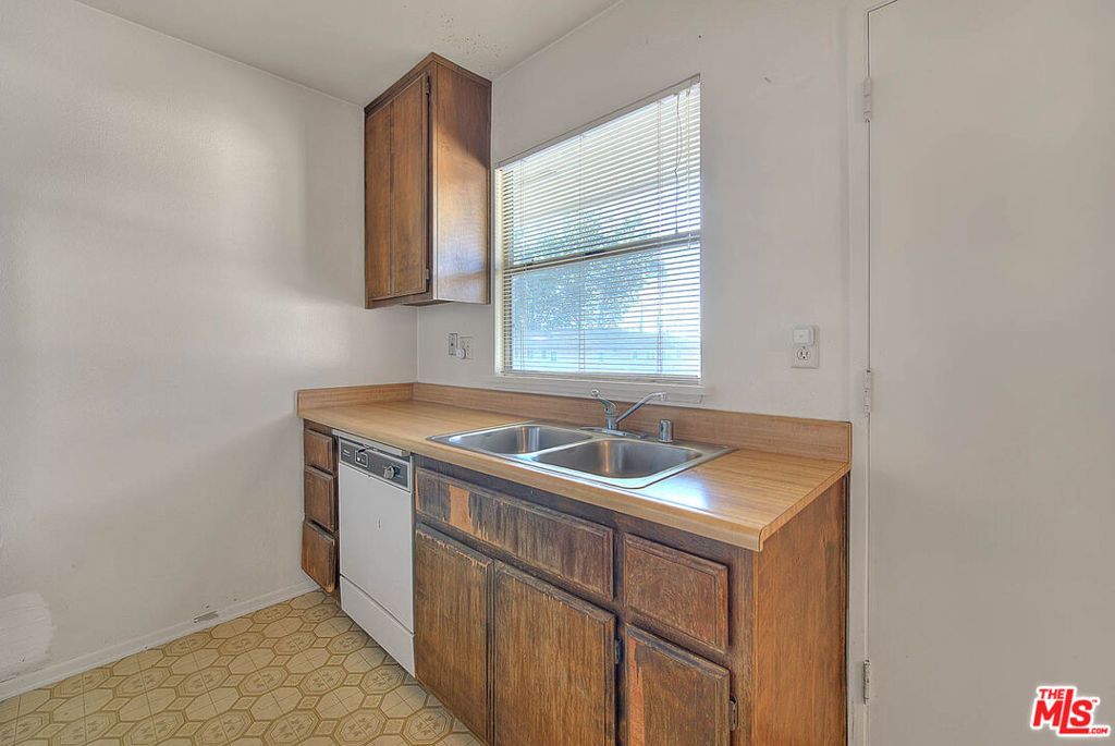 Image 17 of property listing at 5815 Bowcroft Street 4, Los Angeles, CA 90016