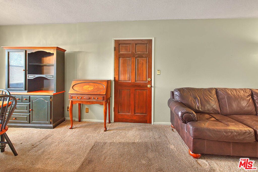 Image 18 of property listing at 5815 Bowcroft Street 4, Los Angeles, CA 90016