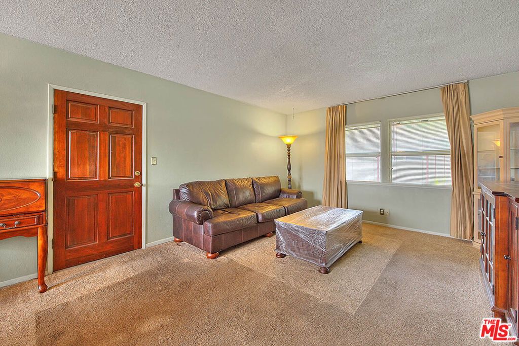 Image 19 of property listing at 5815 Bowcroft Street 4, Los Angeles, CA 90016