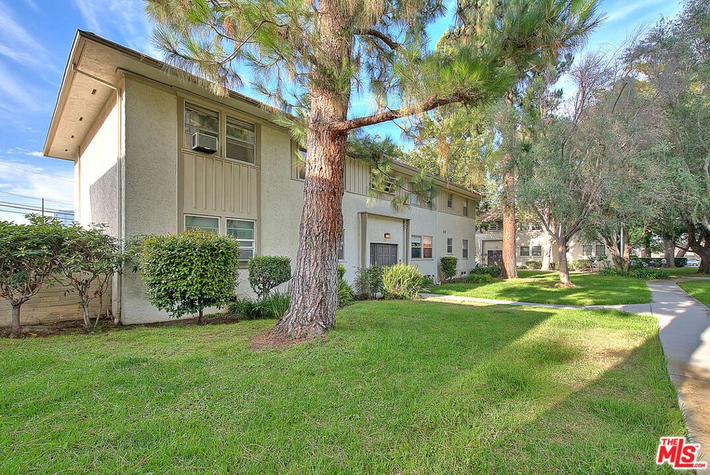 Image 2 of property listing at 5815 Bowcroft Street 4, Los Angeles, CA 90016