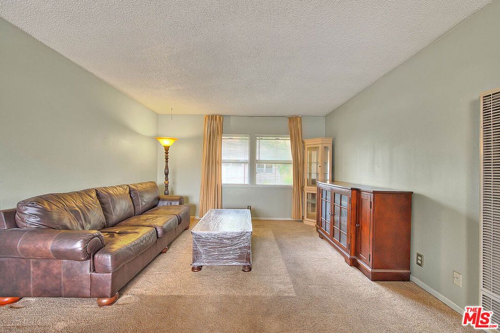 Image 20 of property listing at 5815 Bowcroft Street 4, Los Angeles, CA 90016