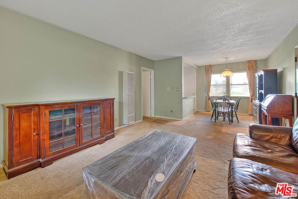 Image 22 of property listing at 5815 Bowcroft Street 4, Los Angeles, CA 90016