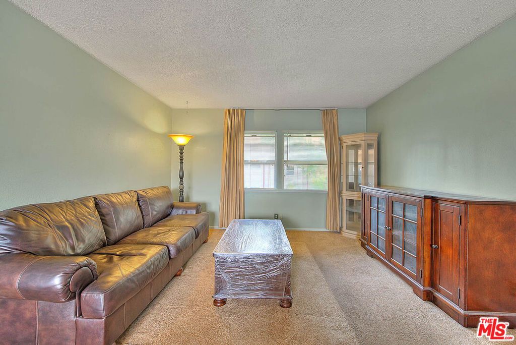 Image 23 of property listing at 5815 Bowcroft Street 4, Los Angeles, CA 90016