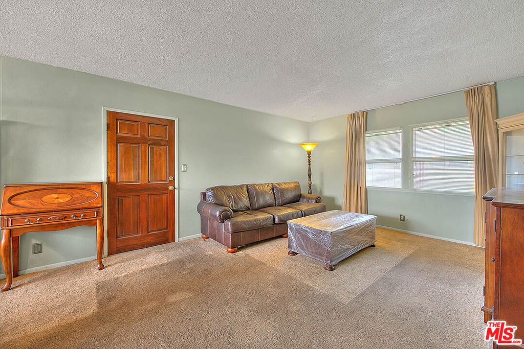Image 24 of property listing at 5815 Bowcroft Street 4, Los Angeles, CA 90016