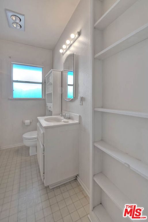 Image 28 of property listing at 5815 Bowcroft Street 4, Los Angeles, CA 90016