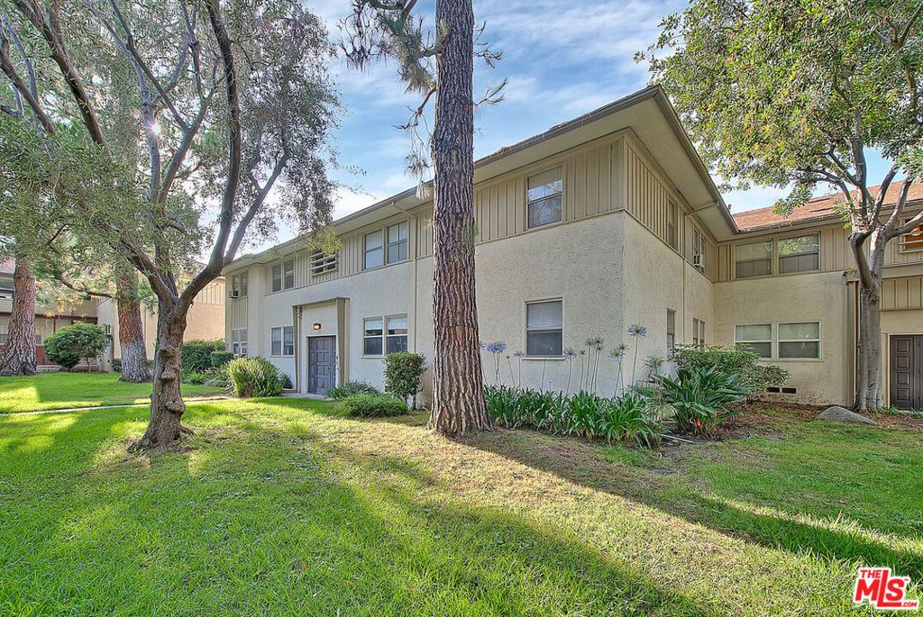 Image 3 of property listing at 5815 Bowcroft Street 4, Los Angeles, CA 90016