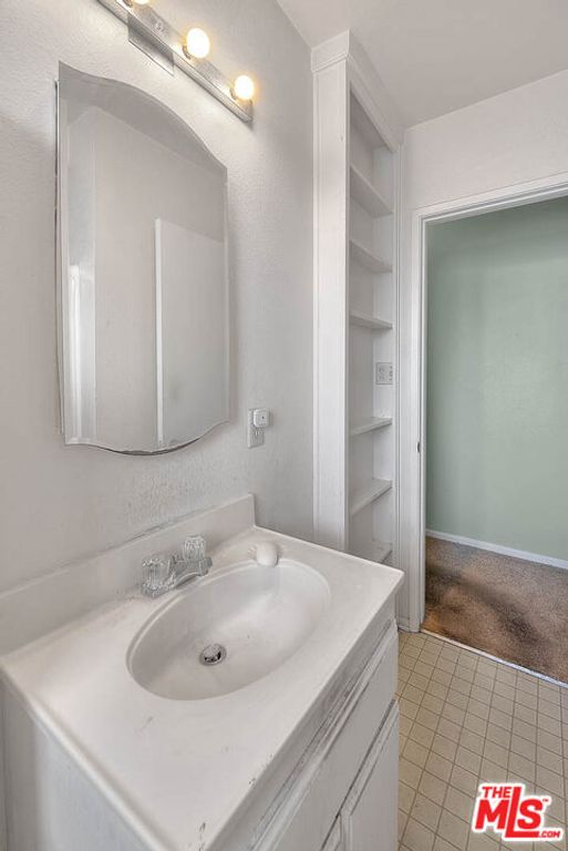 Image 30 of property listing at 5815 Bowcroft Street 4, Los Angeles, CA 90016