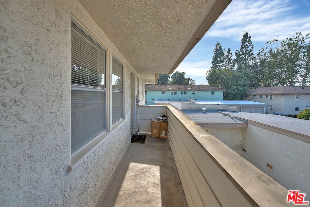 Image 31 of property listing at 5815 Bowcroft Street 4, Los Angeles, CA 90016