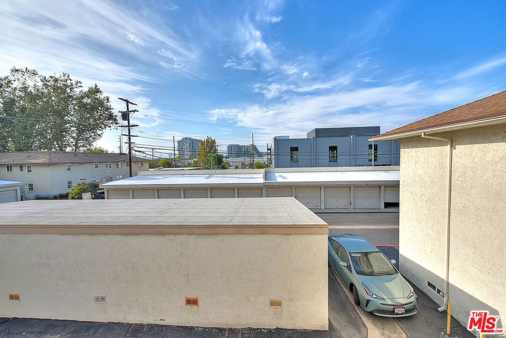 Image 32 of property listing at 5815 Bowcroft Street 4, Los Angeles, CA 90016