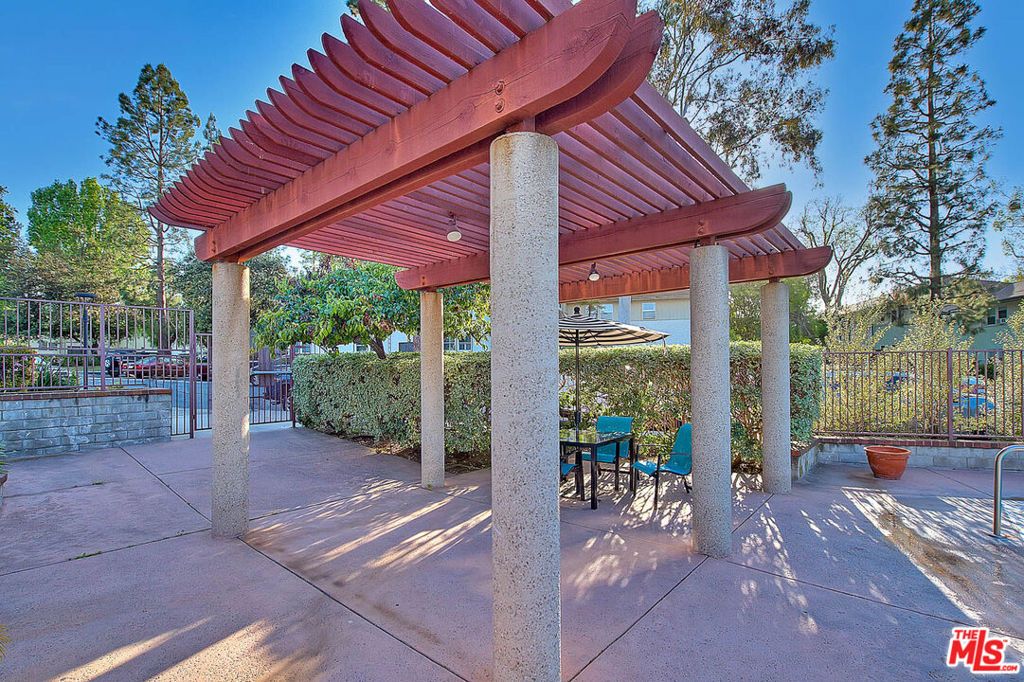 Image 33 of property listing at 5815 Bowcroft Street 4, Los Angeles, CA 90016
