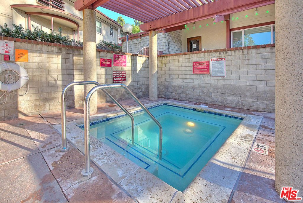 Image 35 of property listing at 5815 Bowcroft Street 4, Los Angeles, CA 90016