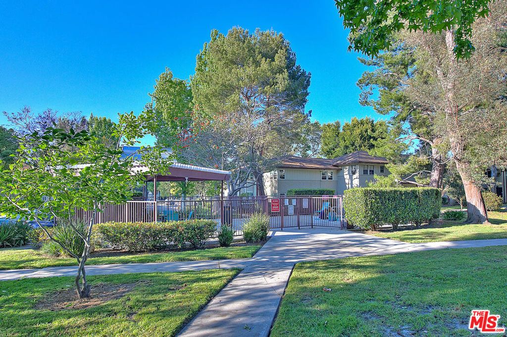Image 36 of property listing at 5815 Bowcroft Street 4, Los Angeles, CA 90016