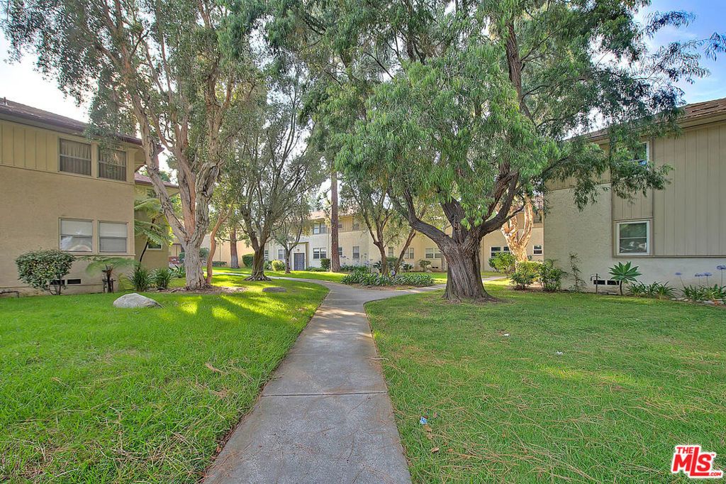 Image 4 of property listing at 5815 Bowcroft Street 4, Los Angeles, CA 90016